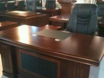 北京二手辦公家具廠 經濟實惠的老板桌、屏風工位與椅子選購指南